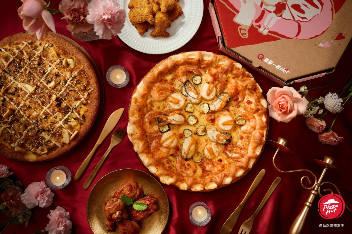 必勝客推出適合4~6人家庭的「人氣媽媽套餐」,含一個「明太子生蠔干貝大比薩」、一個自選口味比薩、厚燒醬烤BBQ(2腿2排)與黃金和風鱈魚塊(10塊),只要1,259元起!