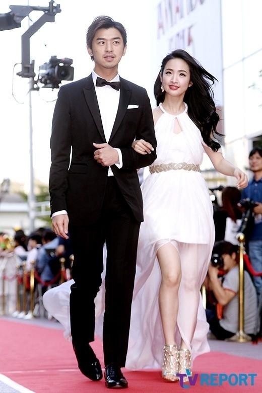 林依晨、陳柏霖牽手走紅毯。