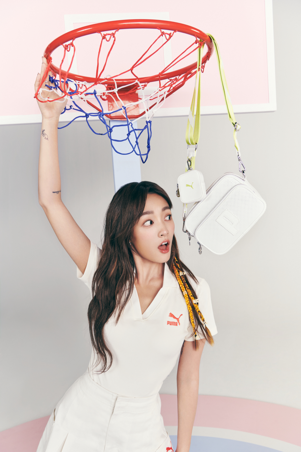 流行系列舞動短袖Polo衫,NT$1,580、流行系列舞動短裙,NT$1,980、CA Pro Lux III ,NT$3,280、PUMA Sense側背小包,NT$2,880