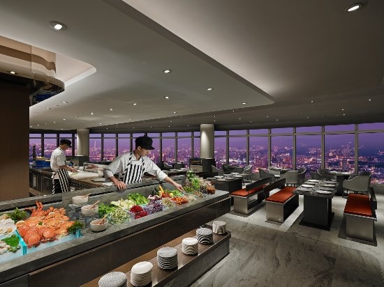 新北最高「50樓Café自助餐」擁有360度環繞全景窗