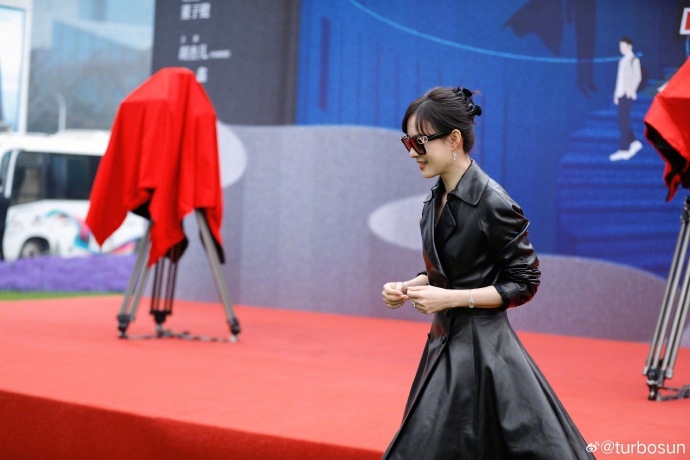 孫儷酷黑造型現身《三十九二十八》活動現場。