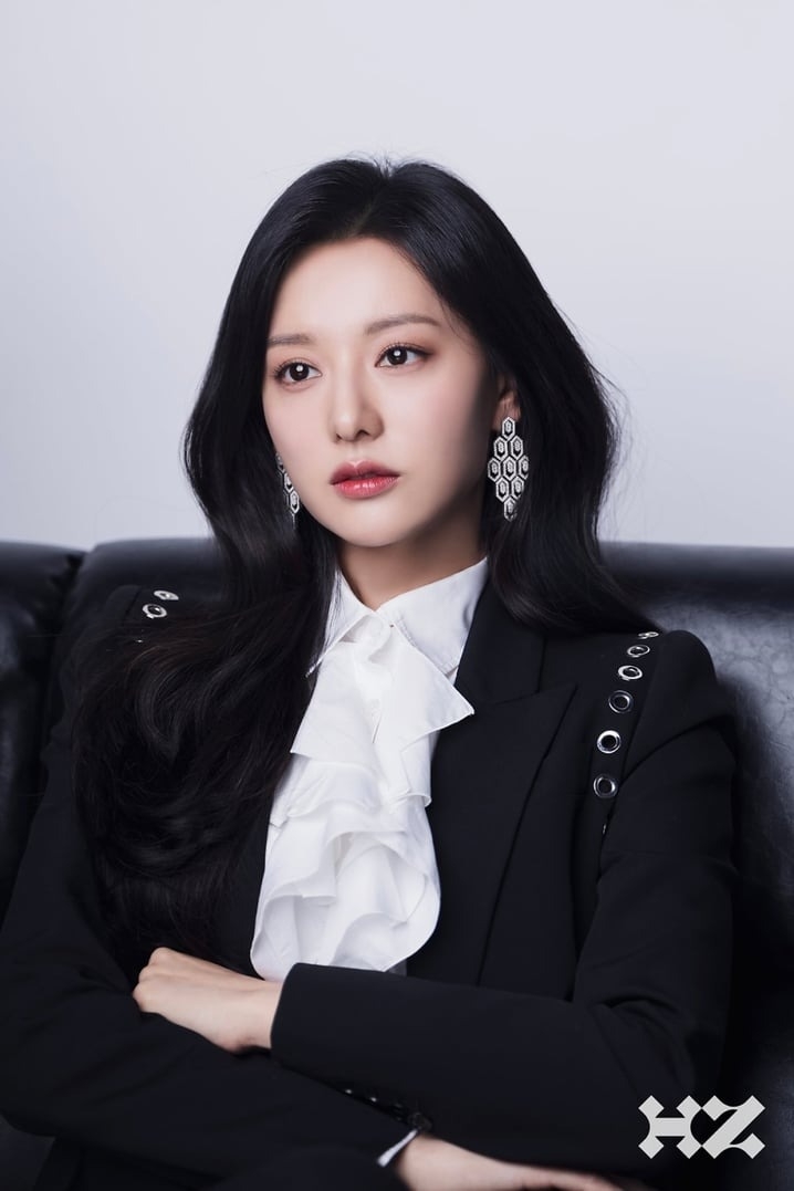 金智媛在《淚之女王》中飾演傲嬌財閥千金兼Queens百貨公司社長「洪海仁」