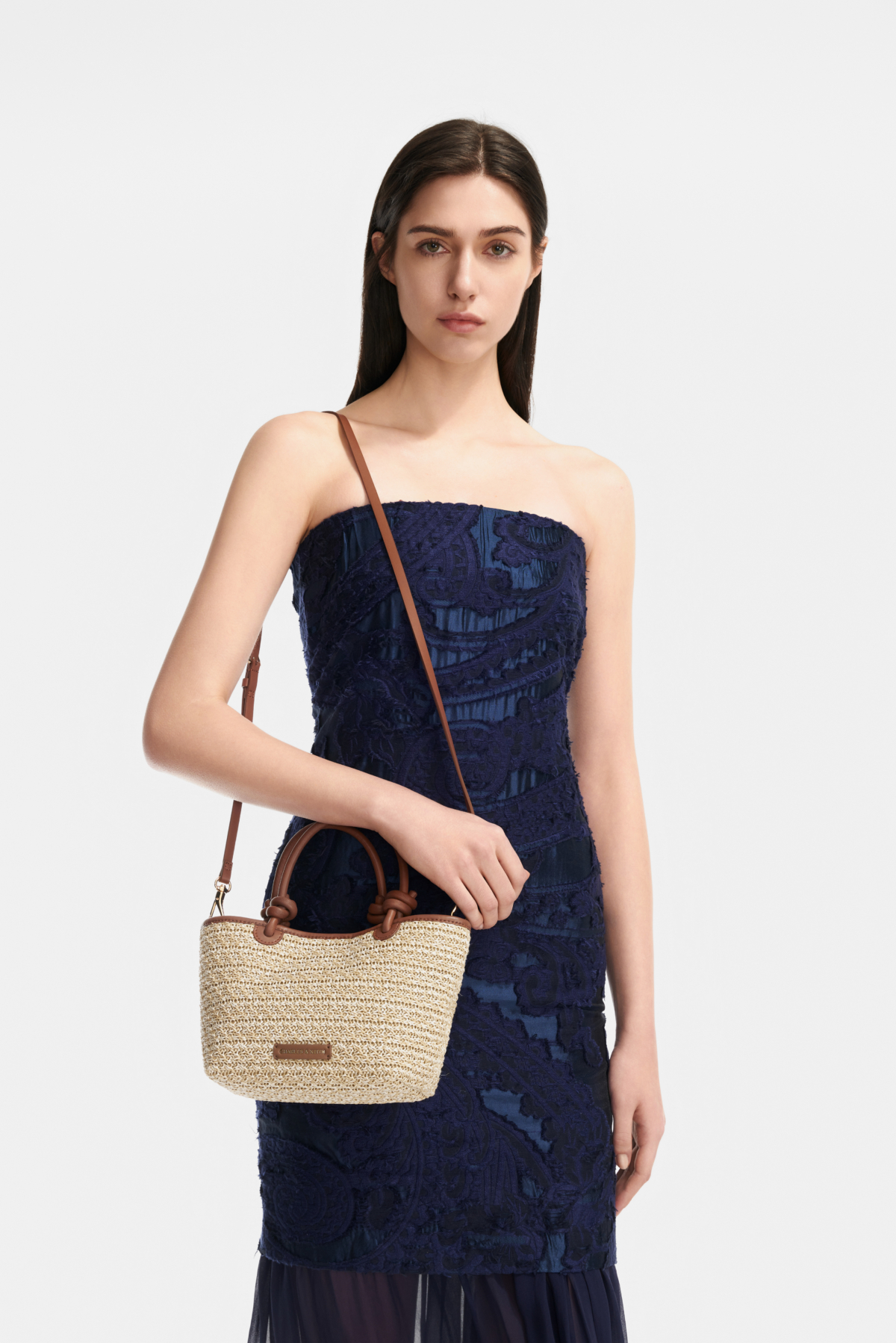 CHARLES & KEITH Sabine 草編綁結手提包，NT$2,490