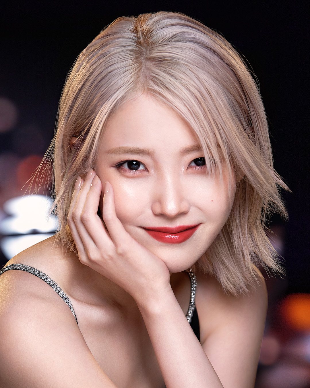 IU 唇膏色號：雅詩蘭黛《耀眼出色細管唇膏- 釉光》#419頑皮紅蘋，NT$1,550