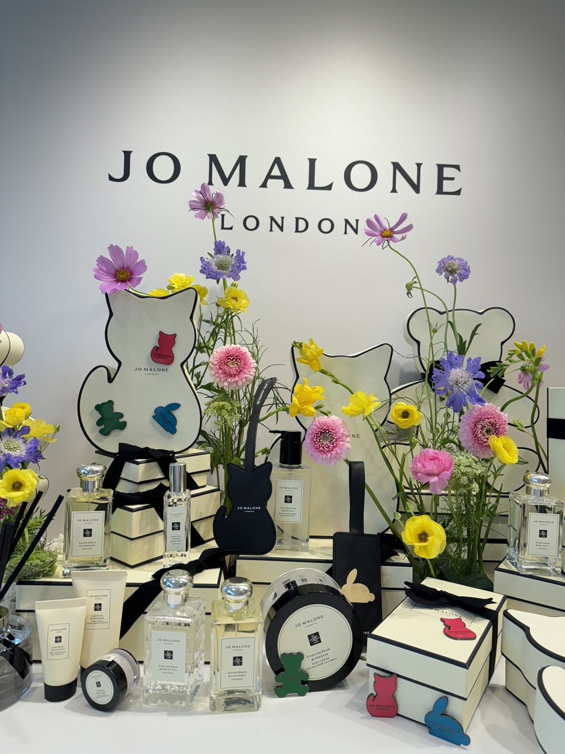 除了推出限量款奇幻熊和可愛貓限定禮盒包裝外,還有一系列的限量款動物磁釦、行李吊牌、鑰匙圈等