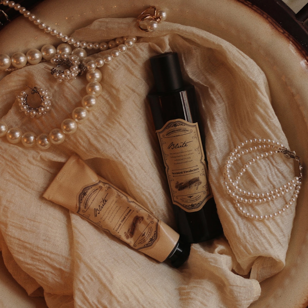 BLUTE的設計風格獨特而典雅，帶有濃厚的復古元素，