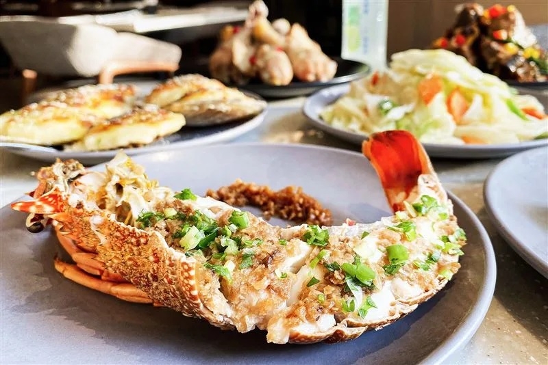 台北國泰萬怡酒店MJ Kitchen大手筆贈送每位客人半隻「蒜蓉蒸龍蝦」。