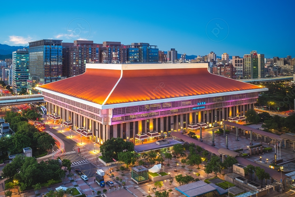 台北車站是台北市首要地標,附近有許多餐廳、小吃店,流動的人潮不斷帶來美食錢潮。