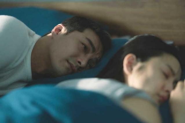 「何瑞之」醒後發現與「Rebecca」聚首僅是一場夢，忍不住落下男兒淚。