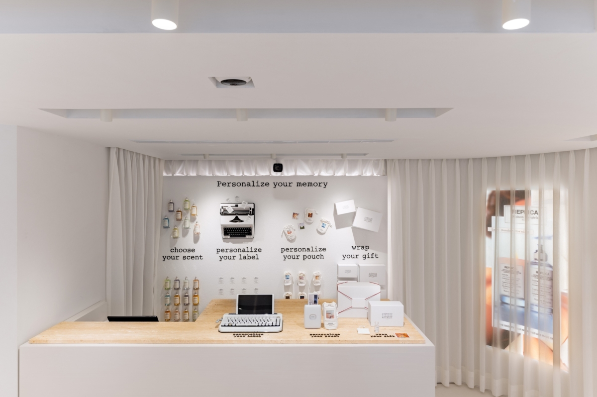 凡於台北大安、台中勤美專門店購買 100ml 香水,即可於店內訂製個人專屬的香水標籤與香水布套