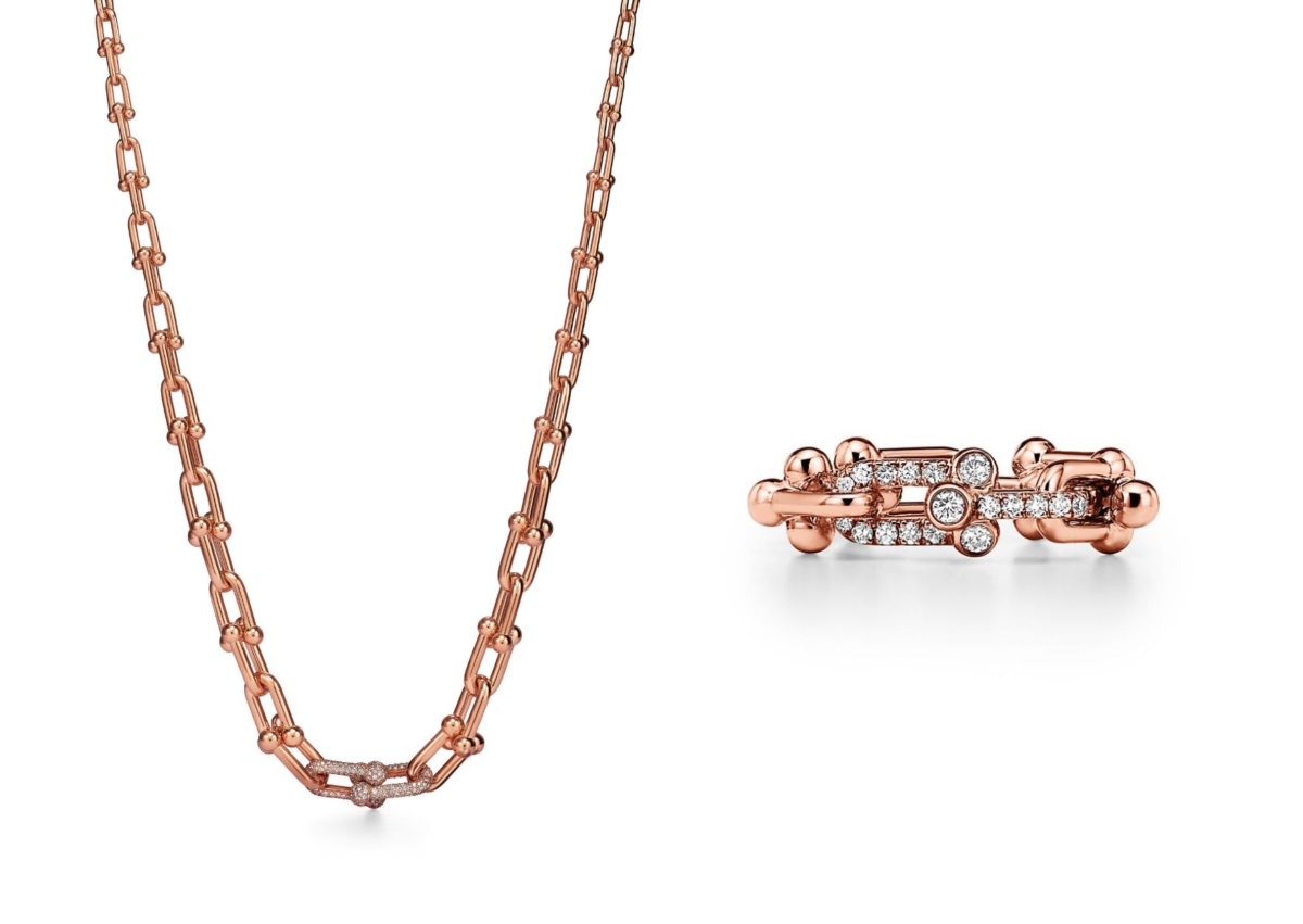 Tiffany Hardwear 系列玫瑰金鑽石漸層扣環項鍊，NT$ 1,490,000；玫瑰金鑽石戒指，NT$ 182,000