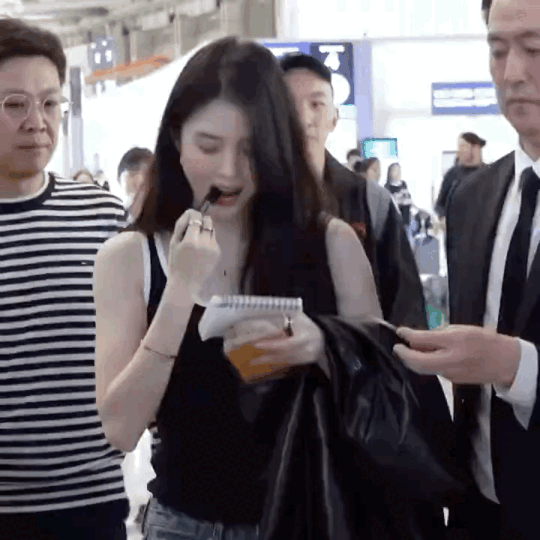 韓韶禧再度咬筆蓋簽名