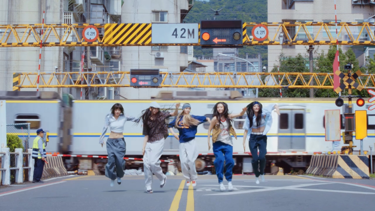 NewJeans在宜蘭礁溪站台鐵平交道熱舞