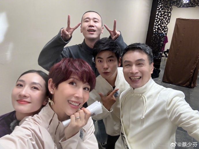 《煥新環遊傳》花絮照，大家看起來相當歡樂。