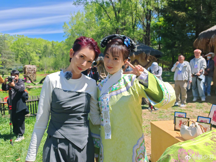 「皇后」蔡少芬、「流朱」戰菁一合照。