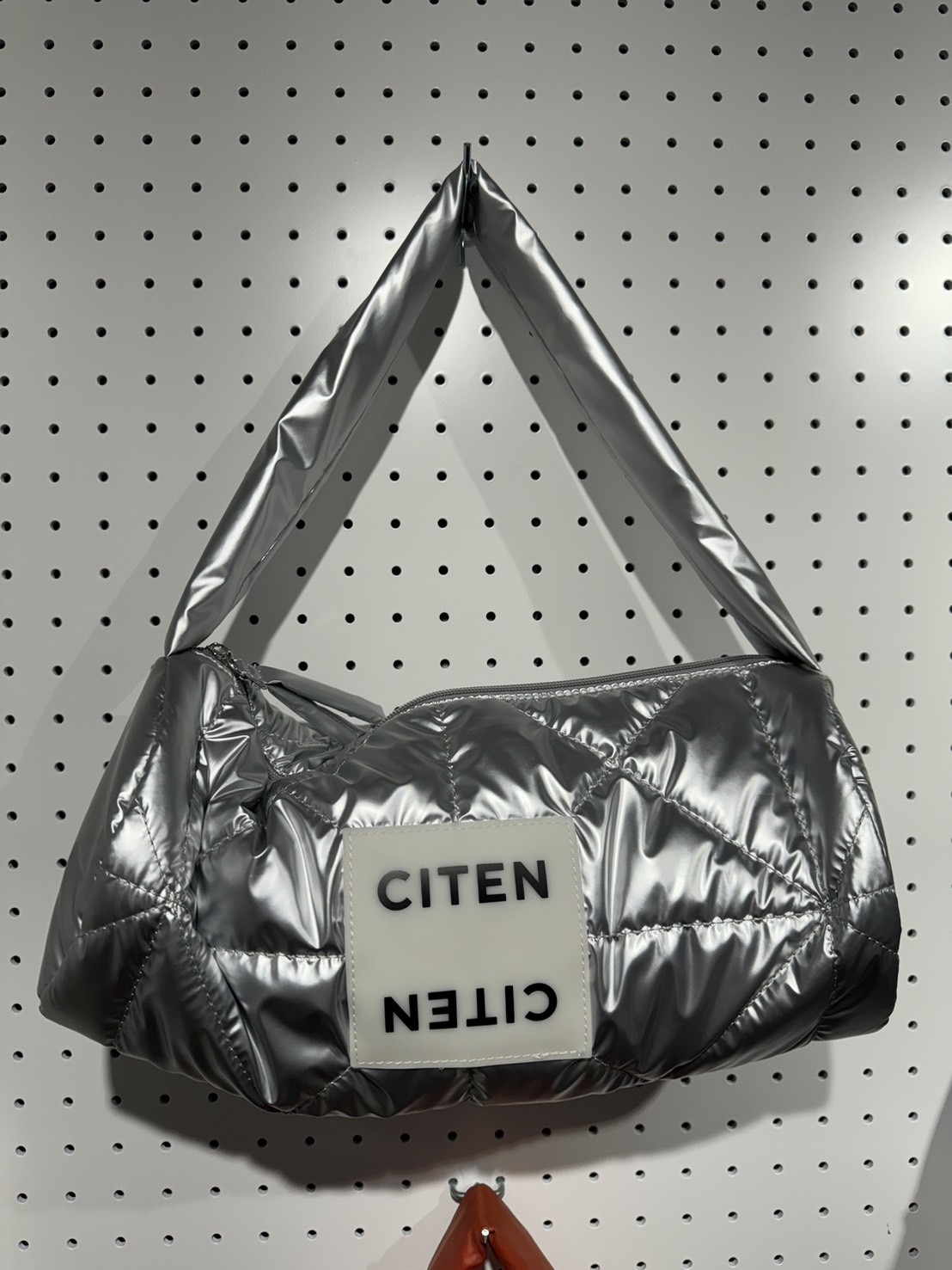 CITEN 鋪棉圓筒包，NT$1,700
