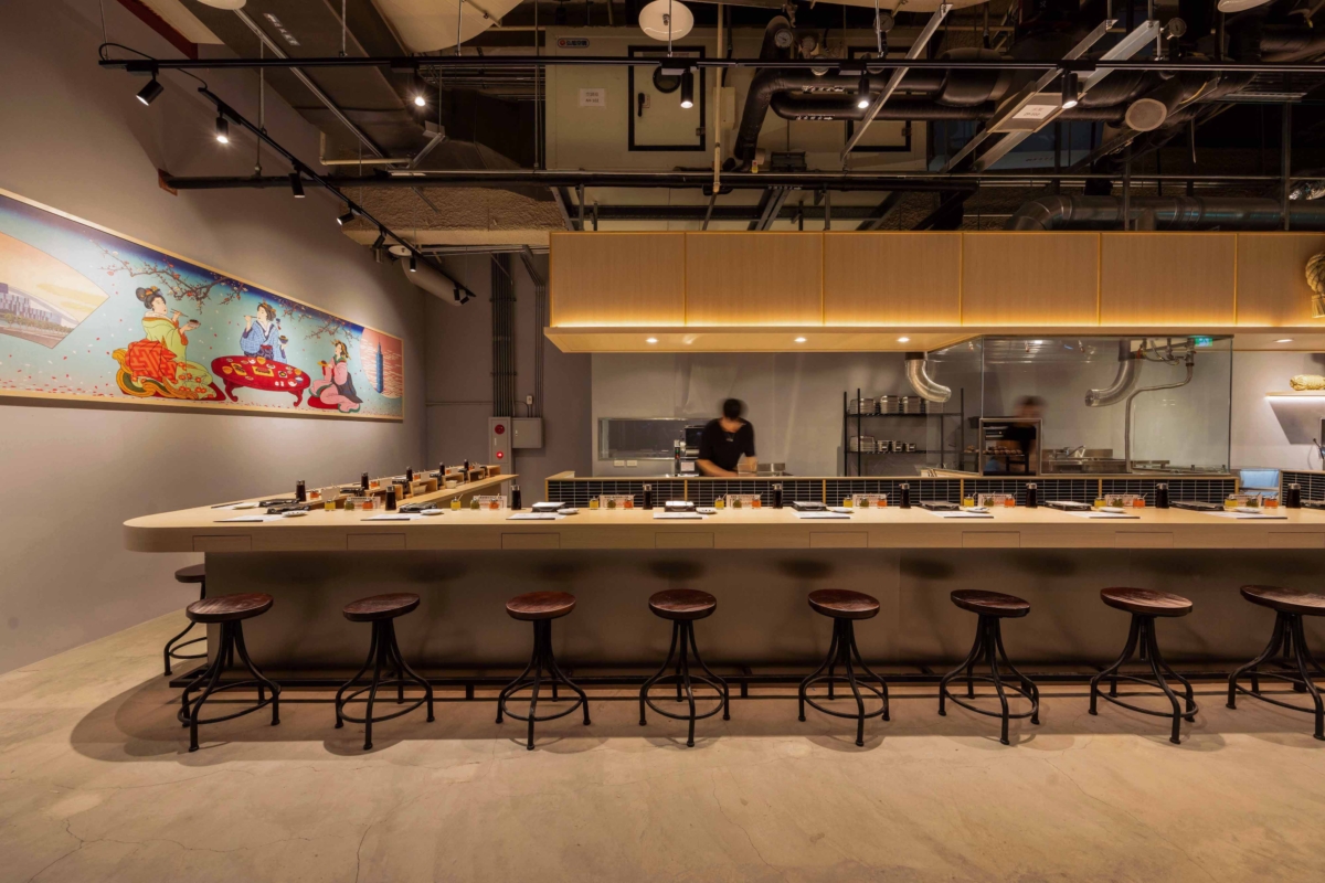 漢堡排_嘉台灣2號店，台北大巨蛋店內裝潢更寬敞