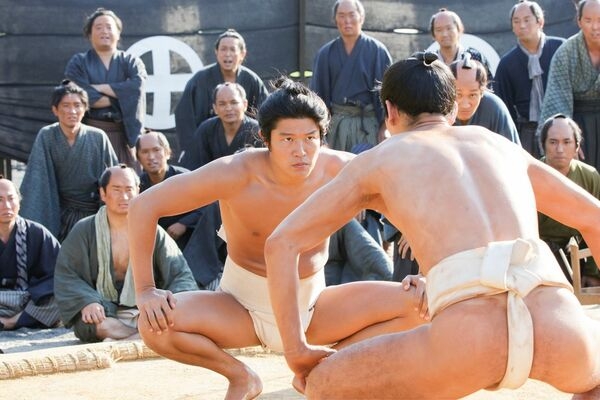 鈴木亮平在《西鄉殿》中第一次親身接觸到相撲。