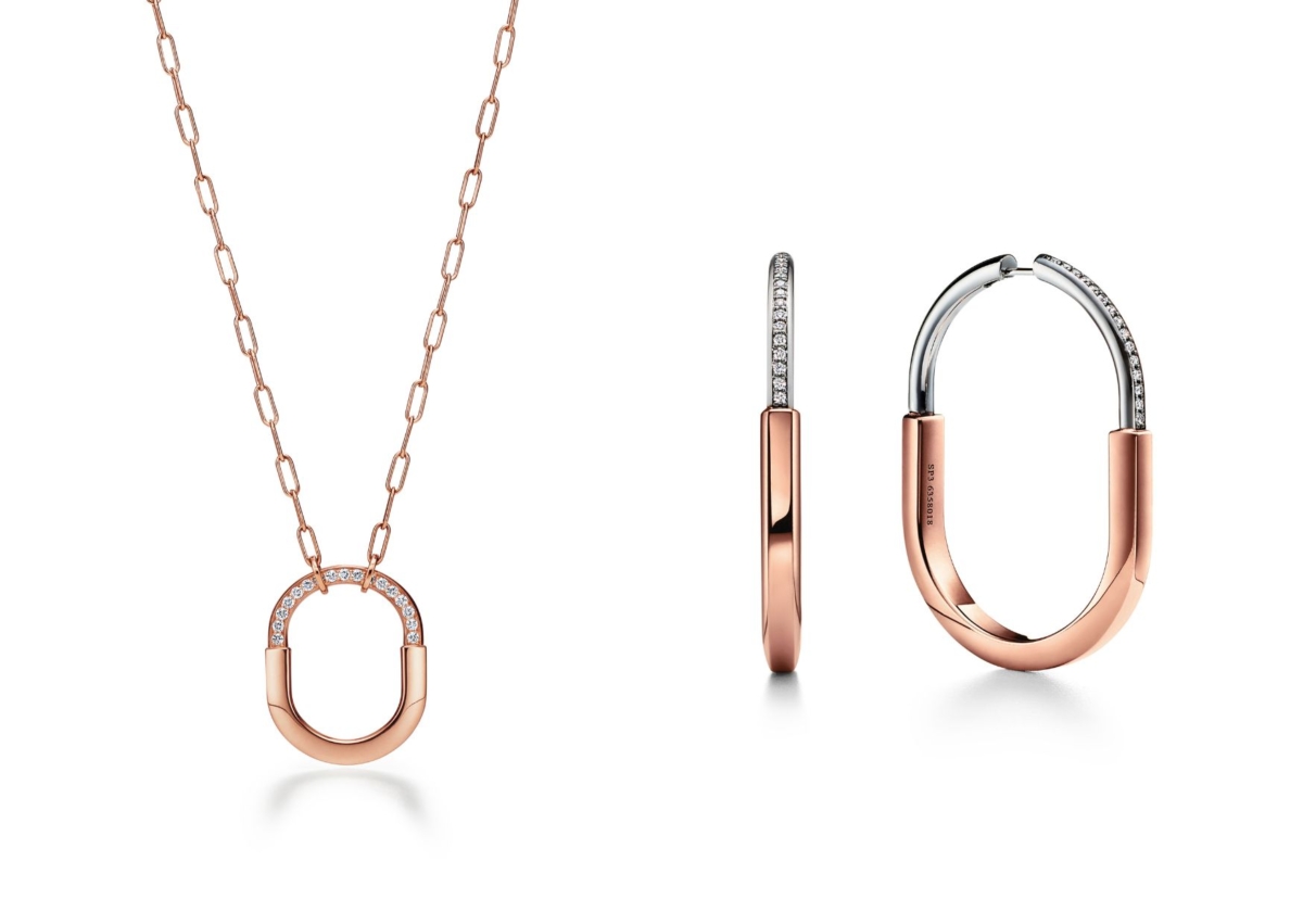 Tiffany Lock 系列玫瑰金鑽石項鍊(中型款)，NT$ 219,000；玫瑰金鑽石耳環 (大型款)，NT$ 348,000