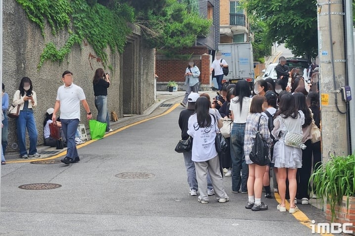 邊佑錫的非公開行程也吸引了許多粉絲聚集