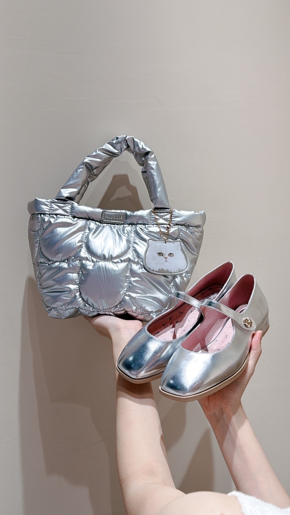 Grace Gift PAUL &JOE聯名 澎澎小白貓車線空氣托特包，NT$1,180(S)