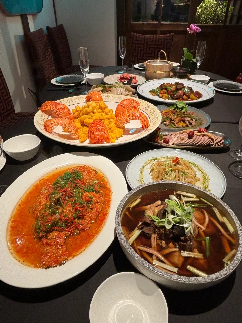 台灣酒家菜融合日式和菜、中式川菜、港式粵菜等口味與作法，形成獨樹一格的「北投派臺菜」。