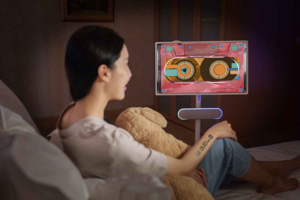 LG XT7S內建 20W 雙高音立體聲喇叭及中置低音單體，結合續行16小時與IPX5防水等級，為StanbyME閨蜜機最佳音效搭配，滿足各種觀影享受。