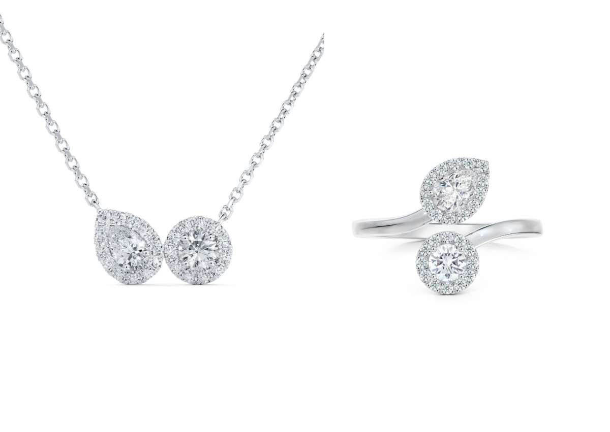 De Beers Aura Toi et Moi 18K 白金鑽石吊墜項鍊，NT$ 97,000；De Beers Aura Toi & Moi 鉑金梨形與圓形明亮式鑽石戒指，NT$ 143,000