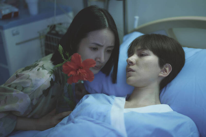 《不夠善良的我們》「簡慶芬」在病床前陪伴「Rebecca」。