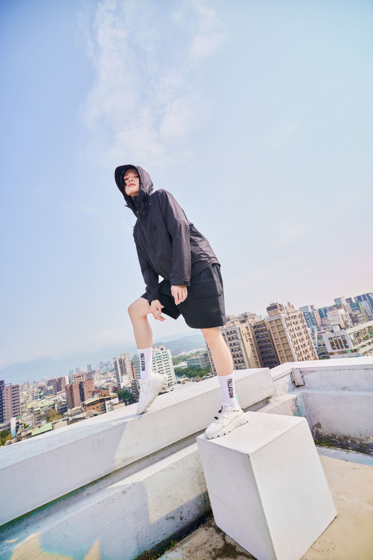 城市探索膠囊服飾系列搭配上THUNDER閃電鞋，無論是同色或撞色都可以輕鬆搭配出潮流城市風格