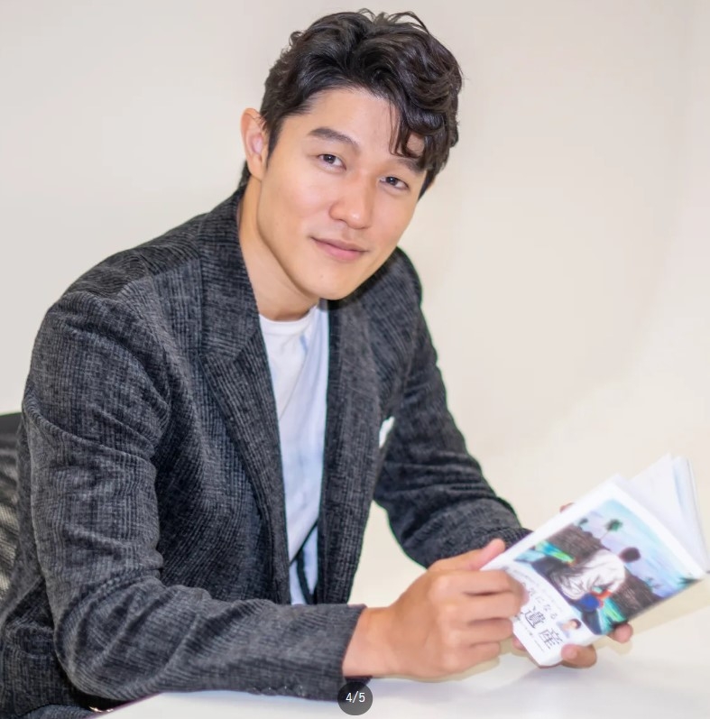 鈴木亮平與其著作《您感興趣的世界遺產》合影。