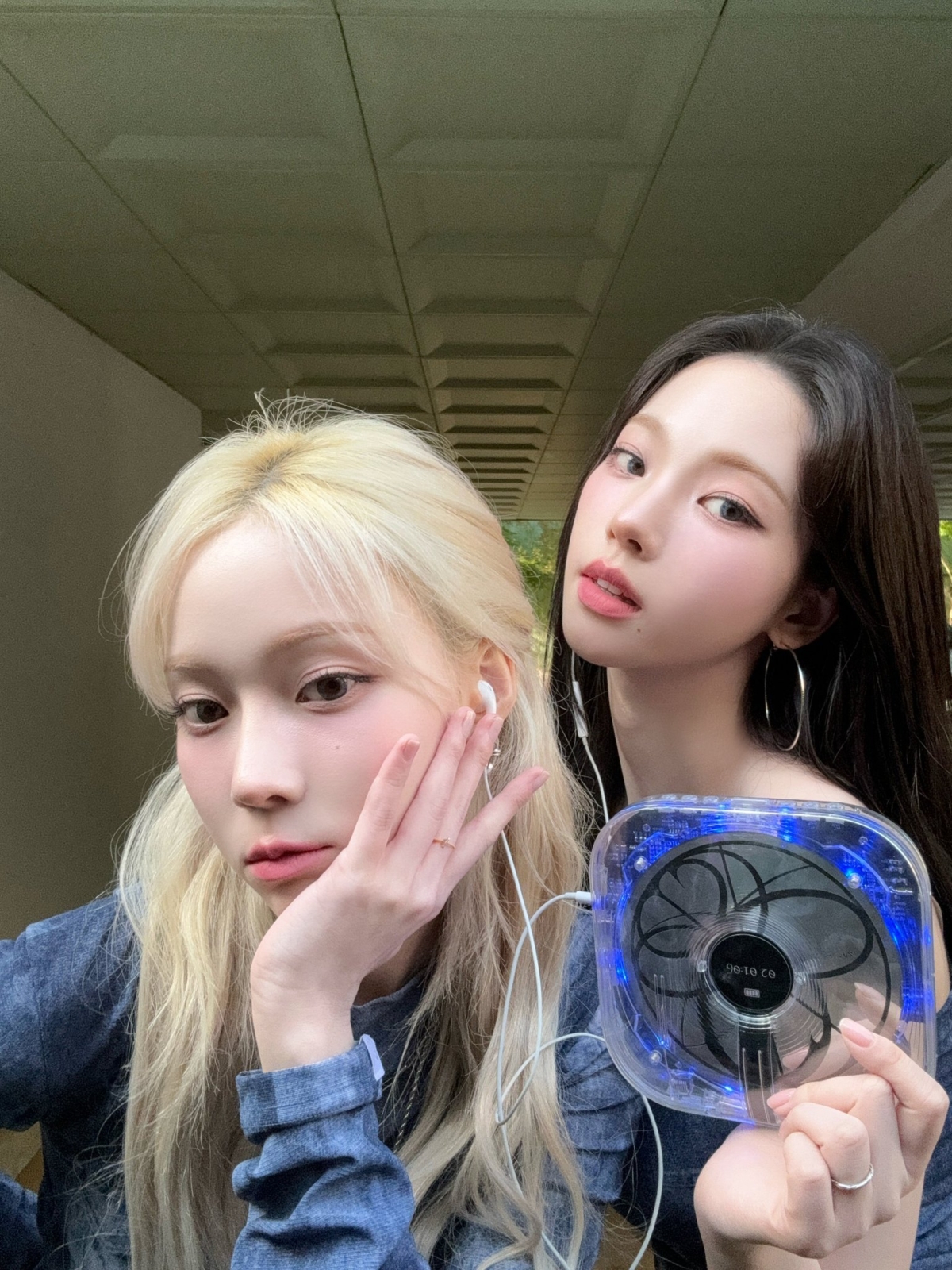 Karina親自示範CD Player版本專輯