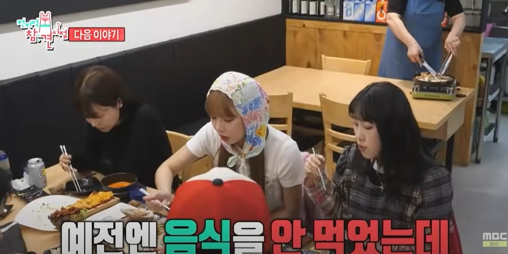 泫雅難得敞開胃口大吃。