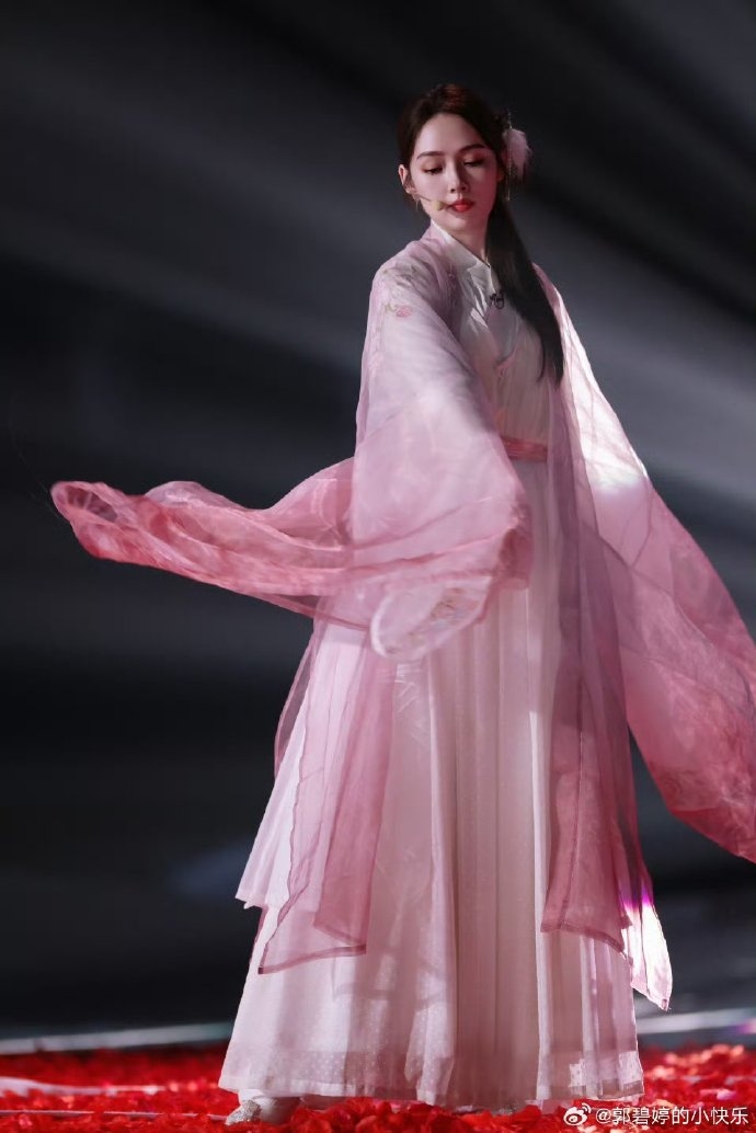 郭碧婷在《乘風2024》第一次公開舞台上化身古風美人。
