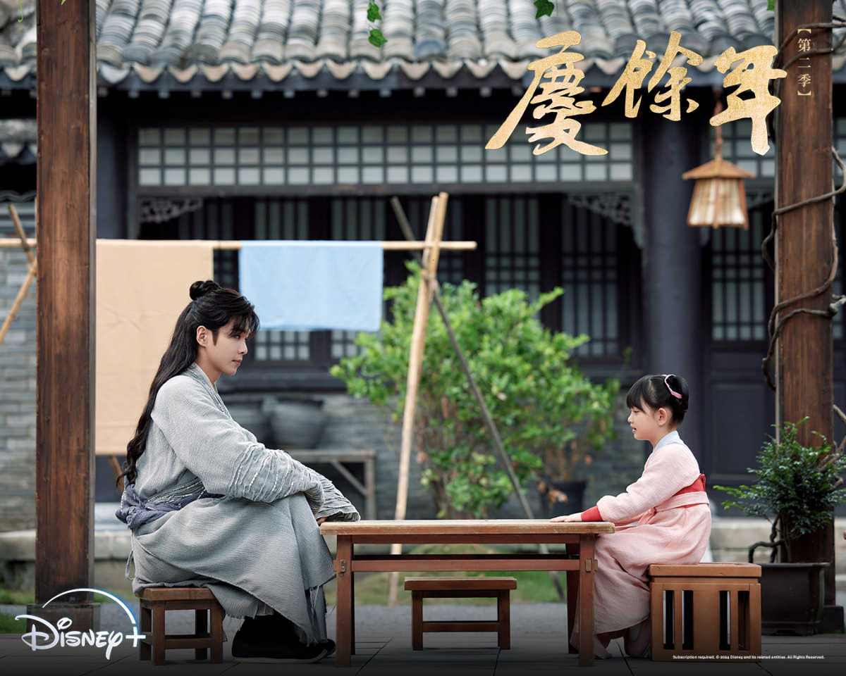 范閒(張若昀 飾)與王啟年女兒「霸霸」展開逗趣對話