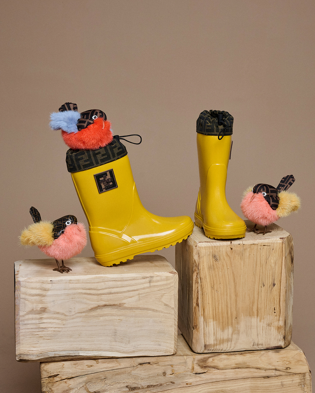 FENDI在2024-25秋冬童裝有可愛雨鞋