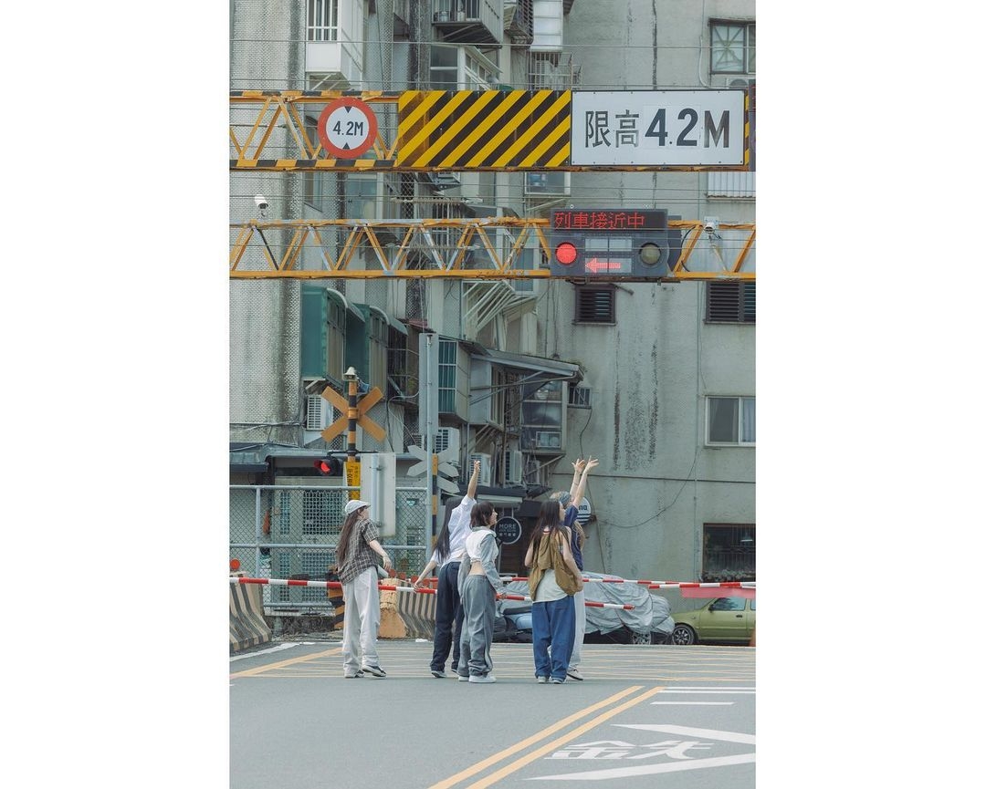 NewJeans現身宜蘭礁溪站台鐵平交道