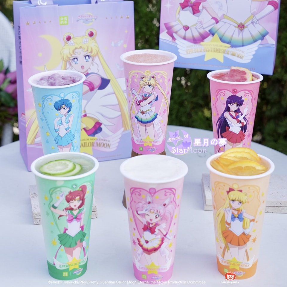 美少女戰士聯名「彩虹變色杯」,注入飲料杯身真的會變色喔!