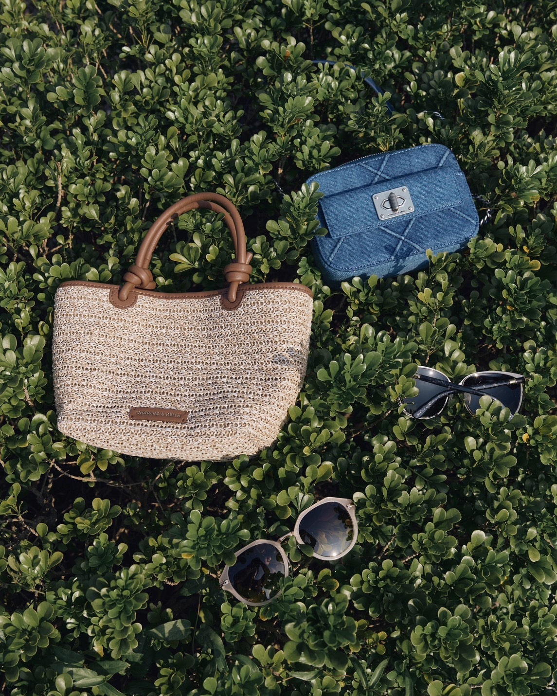 CHARLES & KEITH Eleni 丹寧斜背包,NT$ 2,590;Sabine 草編手提包,NT$ 2,490