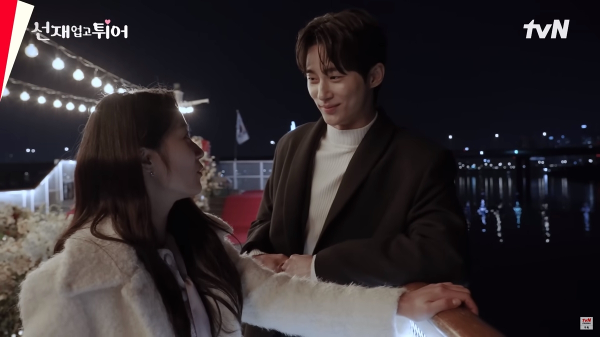 邊佑錫、金惠奫眼神交流