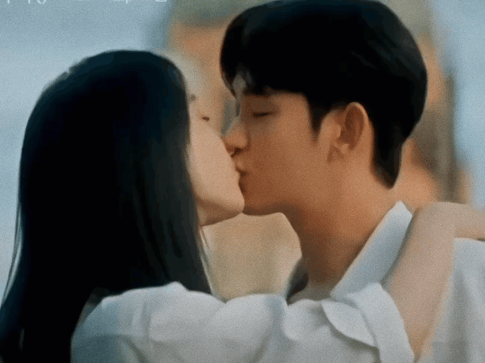 金秀賢、金智媛《淚之女王》吻戲讓人心動
