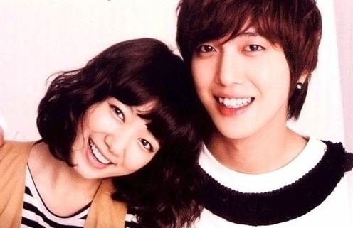 當年的朴信惠還有點Baby Face，與花美男形象的鄭容和都很清純可愛。