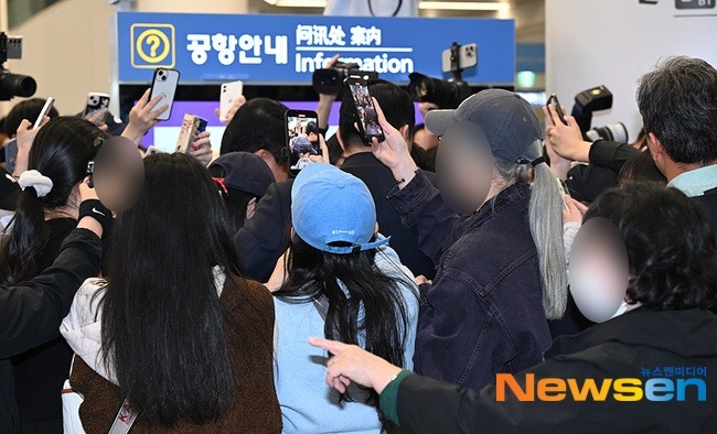 各大韓國媒體都被瘋狂的粉絲給撞飛