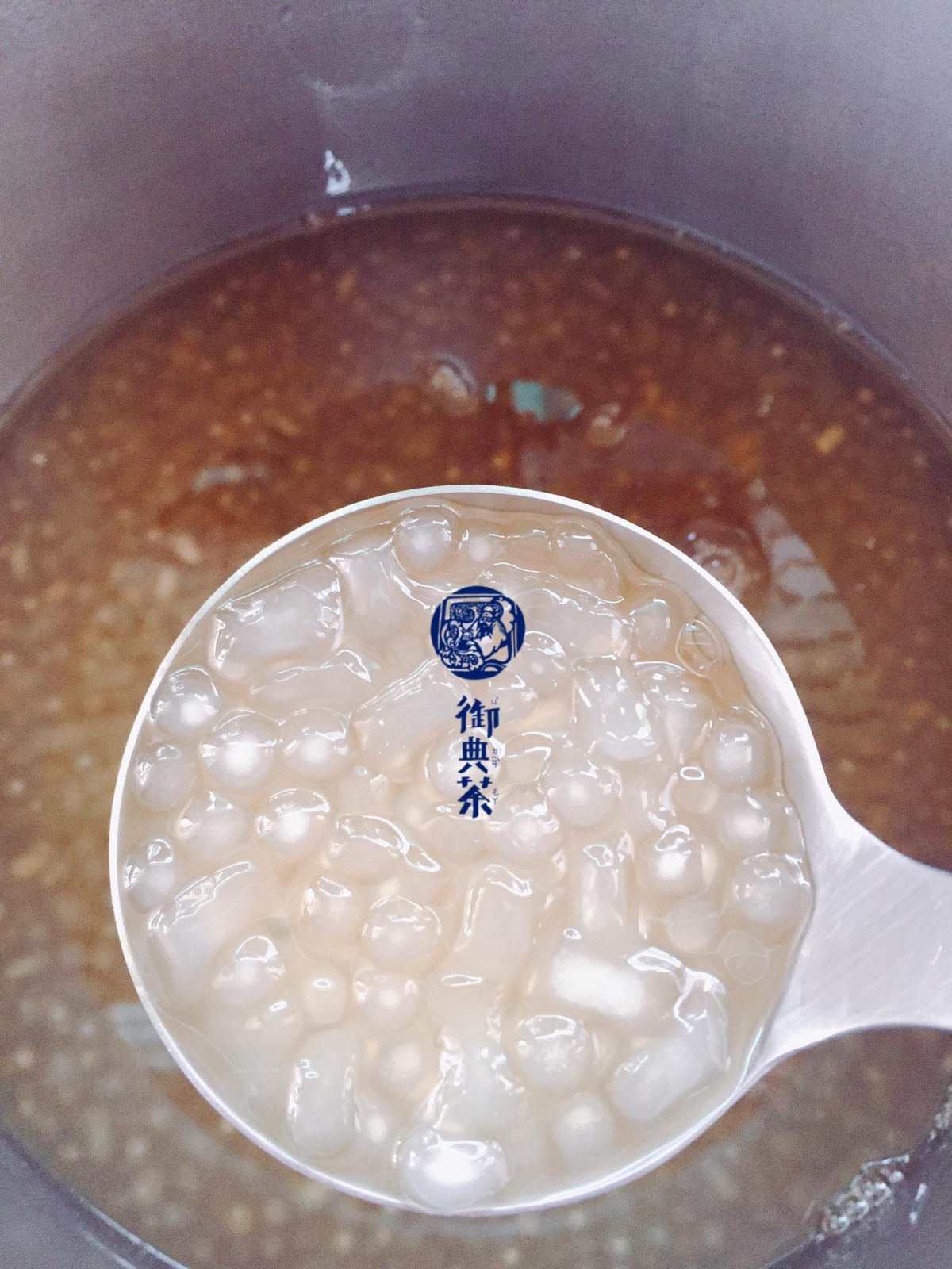 高雄「御典茶」的自製粉角大受歡迎。