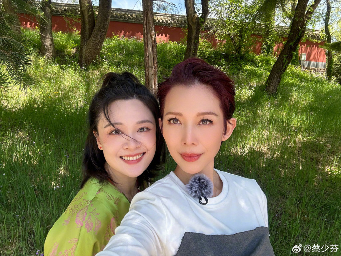 「皇后」蔡少芬、「曹貴人」陳思斯合照。