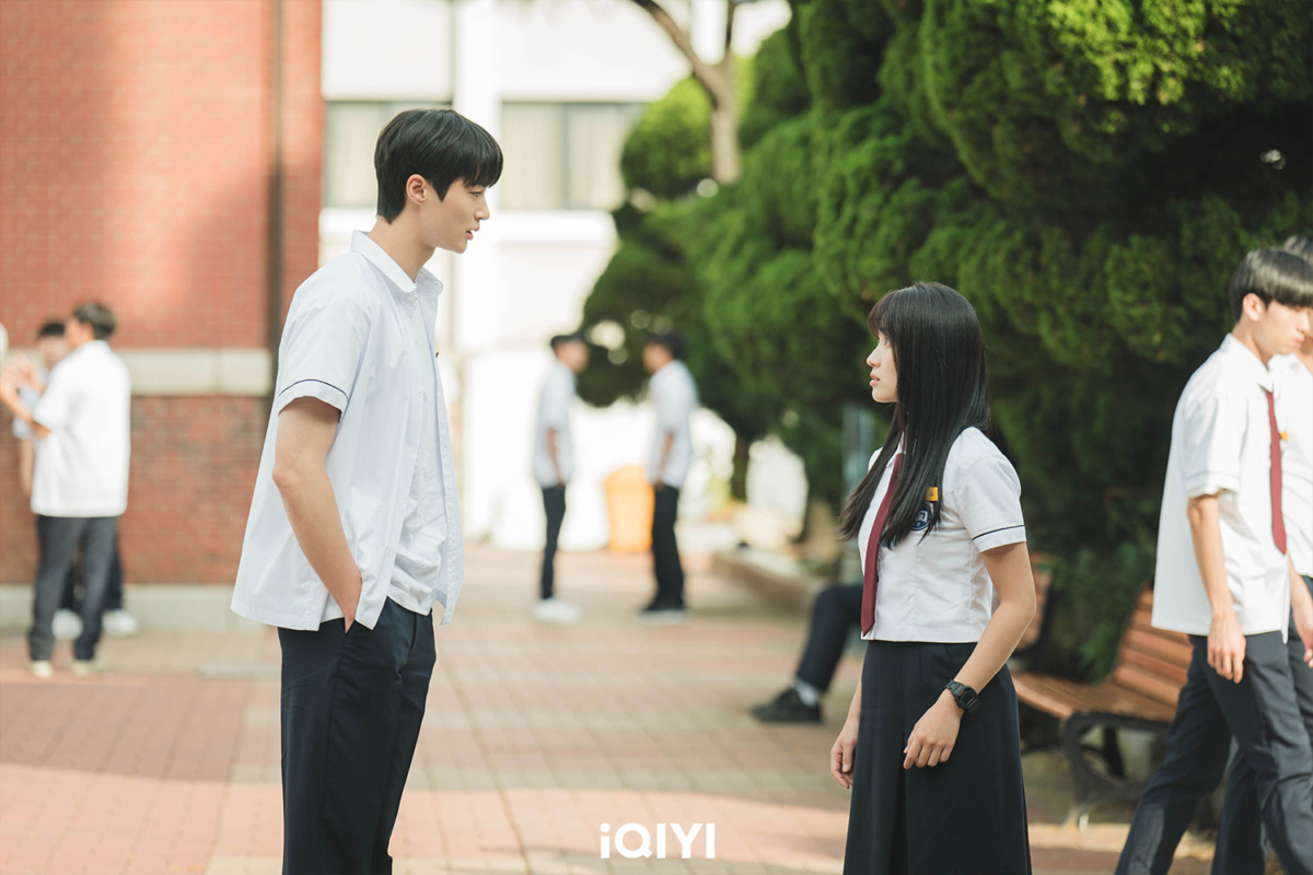 邊佑錫、金惠奫《背著善宰跑》不僅在韓國、台灣,甚至全球掀起一波追劇熱潮,該劇不僅擺脫了傳統穿越劇的復仇情節,以「雙向暗戀、雙向救贖」且清新浪漫的劇情深受粉絲喜愛。