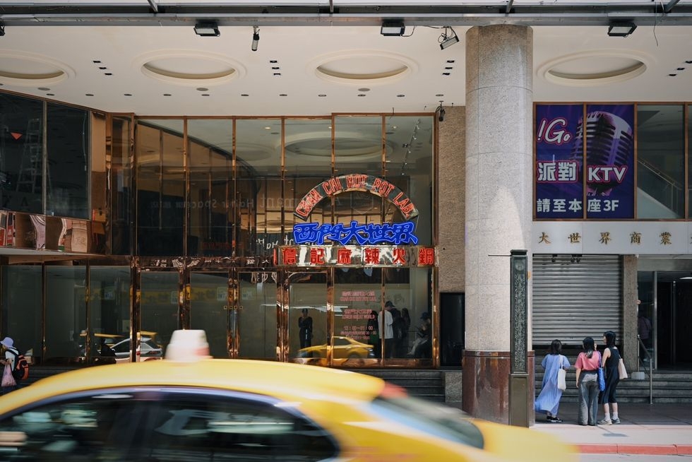 詹記麻辣火鍋「西門大世界」在復古霓虹燈下閃耀迷人。
