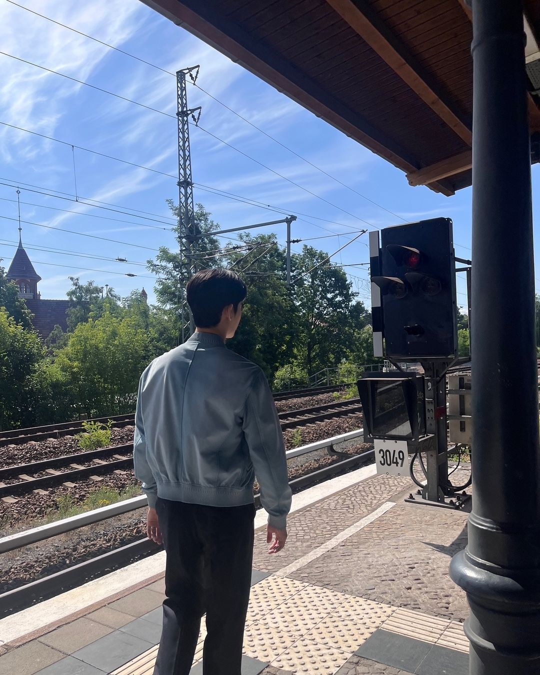 金秀賢520這一天兩度發出《淚之女王》德國場景陷入回憶