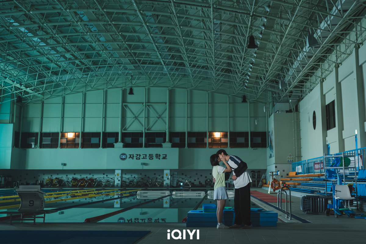 隨著邊佑錫、金惠奫《背著善宰跑》爆紅，韓媒也整理出該劇與台劇《想見你》之間的相似「平行理論」。