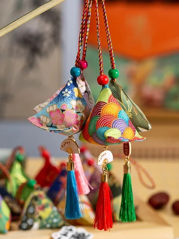 端午節吊香包保佑平安